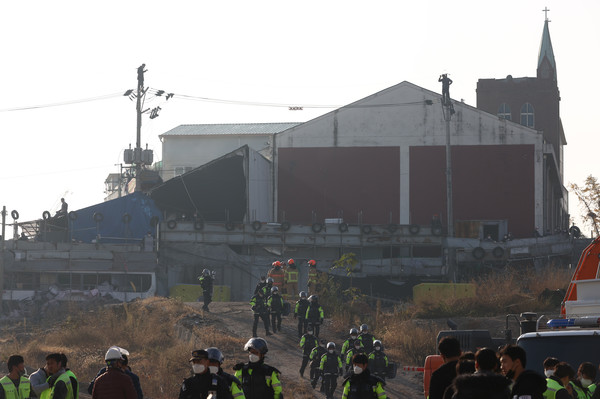 15일 서울북부지법이 6차 명도집행에 나선 성북구 사랑제일교회에서 집행인력과 경찰병력이 철수하고 있다. /연합