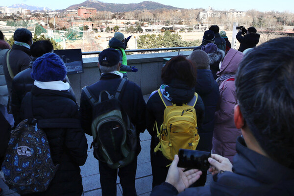 26일 오후 서울 용산구 국립중앙박물관에서 열린 생태평화공원 조성 촉구 및 용산미군기지 온전한 반환을 위한 용산주민 걷기대회에서 서울환경운동연합 관계자가 주민들에게 미군기지 관련 설명을 하고 있다. /연합