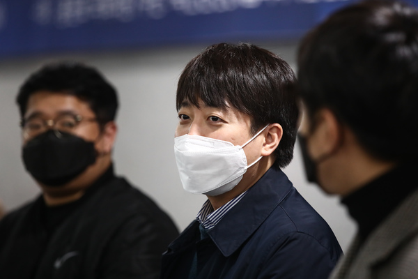 이준석 국민의힘 대표가 29일 국회 의원회관에서 열린 ‘한돈산업발전 토론회’에서 축사를 마친 뒤 복도에서 취재진의 질문에 답변하고 있다. /연합