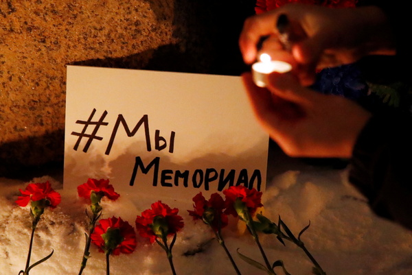 러시아 대법원이 28일(현지시간) 인권단체 인터내셔널 메모리알의 해산명령 판결을 내렸다. 메모리얼 지지자들이 모인 가운데 솔로베츠키(옛소련 강제수용소) 기념관에 꽃이 놓여 있다. "우리가 메모리얼이다"라는 러시아어가 보인다. /로이터=연합