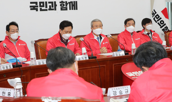 국민의힘 김종인 총괄선대위원장이 30일 국회에서 열린 중앙선거대책위원회의에서 발언하고 있다. /연합