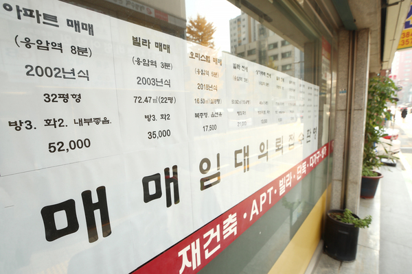1주택자의 양도소득세 비과세 기준을 상향하는 소득세법 개정안이 지난 2일 국회를 통과했지만 시행 일자가 정해지지 않으면서 고가주택이 많은 서울을 중심으로 주택 매매시장에 혼란이 가중되고 있다. /연합