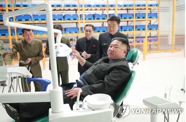 지난 2019년 10월 27일 김정은 북한 국무위원장이 현대화 공사가 진행중인 묘향산의료기구공장을 방문해 의료기기에 앉아 있는 모습. /연합