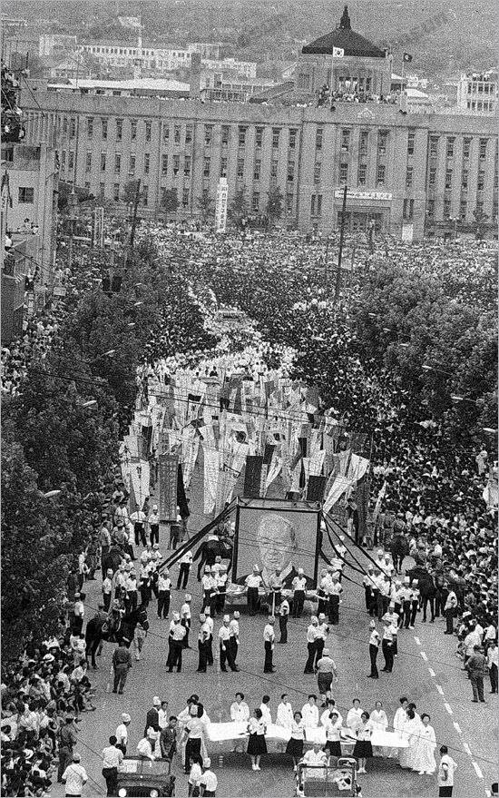 1965년 7월 27 이승만 대통령 장례 행렬에 거리에 나와 애도하고 있는 시민들.
