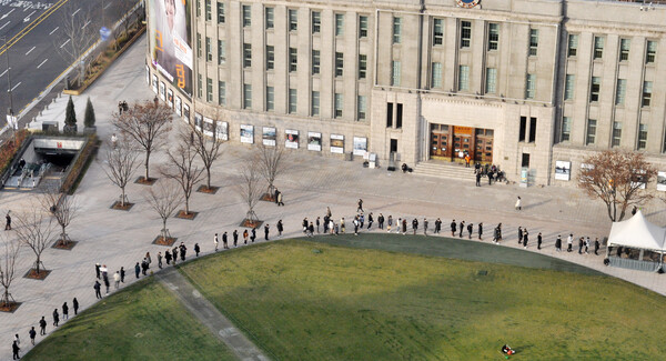 코로나19 신규확진자가 4300여명이 넘고 신종 '오미크론' 변이 확진자가 24명으로 늘어난 6일 오후 서울시청 광장에 마련된 임시 선별검사소를 찾은 시민들이 검사를 받기 위해 줄을 서있다. /김석구 기자