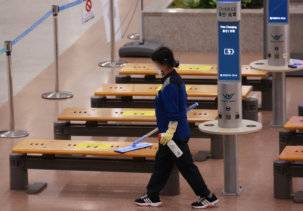입국장 소독하는 공항 관계자. /연합