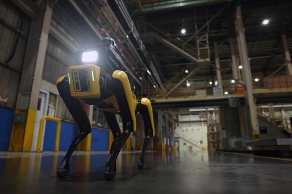 현대자동차그룹이 미국 보스턴 다이내믹스 인수 이후 첫 합작 프로젝트로 올 9월 선보인 ‘공장 안전서비스 로봇’. /현대차그룹