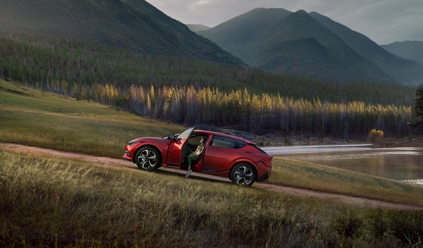 기아의 첫 순수 전기자동차 ‘EV6’가 주요 유럽시장에서 큰 호응을 얻고 있다. /기아