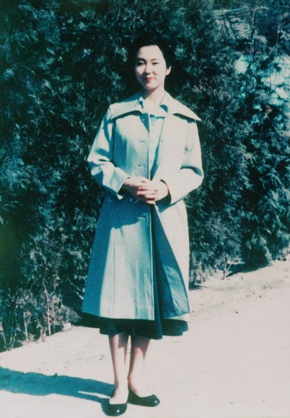 요코타 메구미 씨로 보이는 여성의 사진. 북한이 제공했으나 합성 사진이라는 의혹이 제기됐다. /지지통신