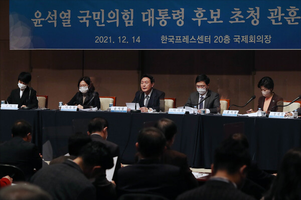 국민의힘 윤석열 대선후보가 14일 오전 서울 중구 프레스센터 국제회의장에서 열린 관훈클럽 초청 토론회에서 발언하고 있다. /연합