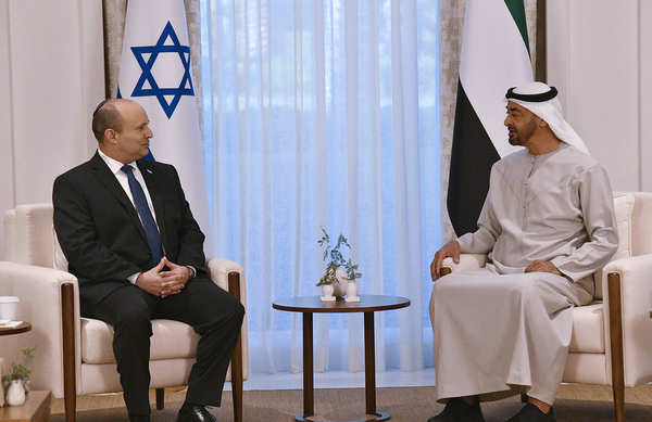 이스라엘 총리가 13일(현지시간) 아랍에미리트(UAE)의 아부다비에서 UAE 실세인 무함마드 빈 자예드 알 나흐얀(오른쪽) 아부다비 왕세제와 회담하고 있다. /연합