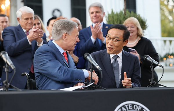 삼성전자가 지난 11월 23일(현지시각) 미국 텍사스 주지사 관저에서 김기남 전 삼성전자 부회장(오른쪽), 그렉 애벗 텍사스 주지사(왼쪽) 등이 참석한 가운데 미국 내 신규 파운드리 반도체 생산라인 건설 부지로 텍사스주 테일러 시를 최종 선정했다고 발표했다. 20조원 이상이 투입되는 테일러 공장은 내년 상반기 착공해 2024년 하반기 상용가동 예정이다. /삼성전자