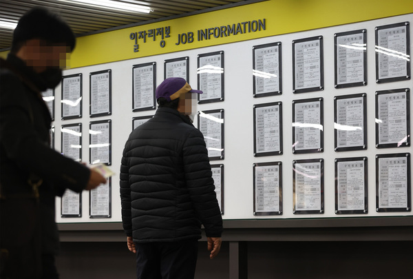 무리하게 높은 최저임금을 적용하면 저임금 비숙련 노동자는 고용시장에 진입조차 하지 못하게 된다. 한 구직자가 서울시내 고용지원센터의 일자리정보 게시판을 들여다보고 있다. /연합
