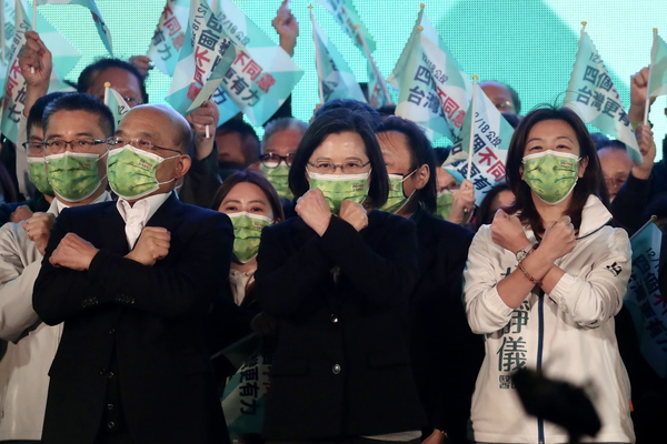 국민투표를 앞둔 차이잉원(蔡英文) 대만 총통(중앙)이 시민의 지지를 호소하고 있다. / EPA=연합