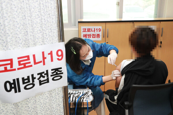 20일 오후 울산시 북구 고헌초등학교에서 신종 코로바이러스 감염증(코로나19) 학교 방문 접종이 이뤄지고 있다. /연합