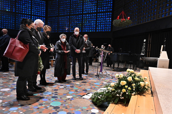 프랑크발터 슈타인마이어 독일 대통령(왼쪽 2번째) 과 부인 엘케 부에덴벤더 (왼쪽에서 3번째) 여사가 19일 독일 베를린 카이저 게데히트니스 교회 브라이트샤이드 광장에서 열린 2016년 크리스마스 시장 테러 희생자들을 추모하는 예배에서 헌화했다. /EPA=연합