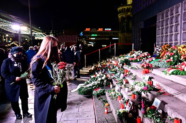 베를린 한복판 브라이트샤이트광장의 크리스마스마켓에서 발생한 극단주의 테러조직 이슬람국가(IS) 추종자의 트럭테러 5주년을 맞아 19일(현지시간) 추모가 이어졌다. /AFP=연합