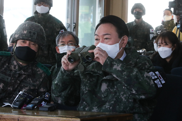국민의힘 윤석열 대선 후보가 20일 강원도 철원 육군 3사단 부대(백골 OP)를 방문해 군관계자에게 설명을 들으며 쌍안경으로 북측을 보고 있다. /연합