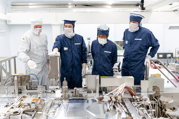 이재용 삼성전자 부회장(왼쪽 두번째)이 네덜란드 에인트호번에 위치한 ASML 본사를 찾아 초미세 공정의 핵심 설비인 극자외선(EUV) 장비를 살펴보고 있다. /삼성전자