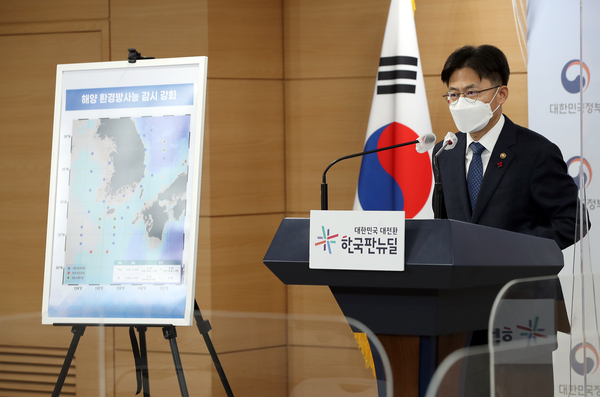 유국희 원자력안전위원회 위원장은 21일 서울 세종7로 정부서울청사 합동브리핑실에서 후쿠시마 오염수 방류 실시계획 변경인가안에 대해 브리핑을 하고 있다. /원자력안전위원회