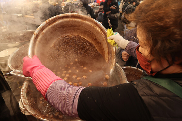 절기상 동지(冬至)인 22일 오후 서울 종로구 광장시장 내 점포 먹자골일번지에서 직원이 팥죽을 끓이고 있다. /연합