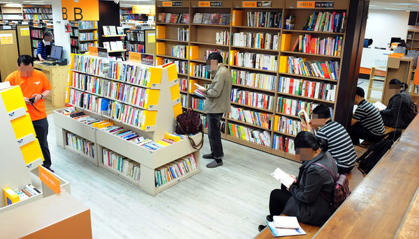 서점에서 책 읽는 시민들.