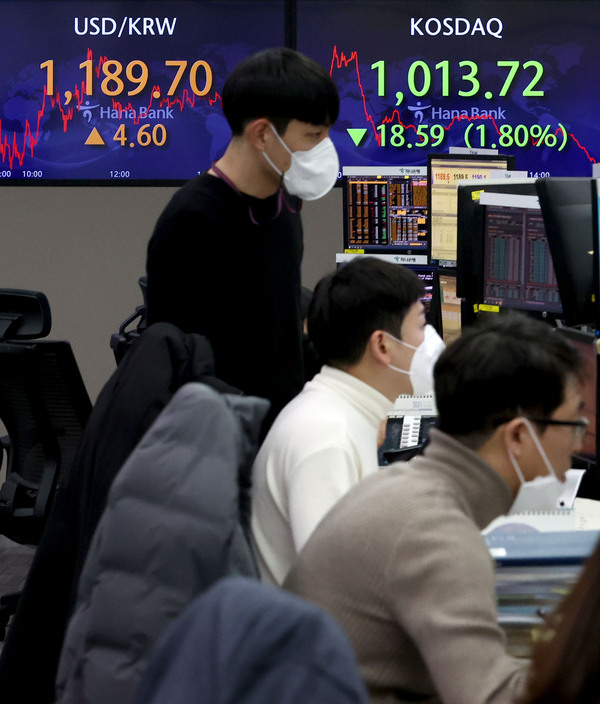 지지부진한 증시 흐름에 지친 개인투자자들이 이탈하면서 12월 코스피 일평균 거래대금이 10조원까지 떨어졌다. /연합