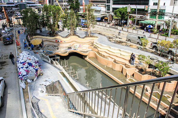 태국 방콕시가 건설 중인 ‘총 논시 운하 공원’ 모습. 성탄절인 지난 25일 일부가 개장했다. /코코넛 방콕 신문 캡처