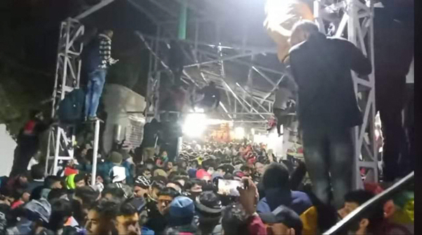 인도 순례자들이 1일(현지시간) 바이슈노 데비(Vaishno Devi) 사원 에 몰려드는 군중 사이에서 목숨을 구하기 위해 기둥에 매달리고 있다. /유튜브 영상 캡처