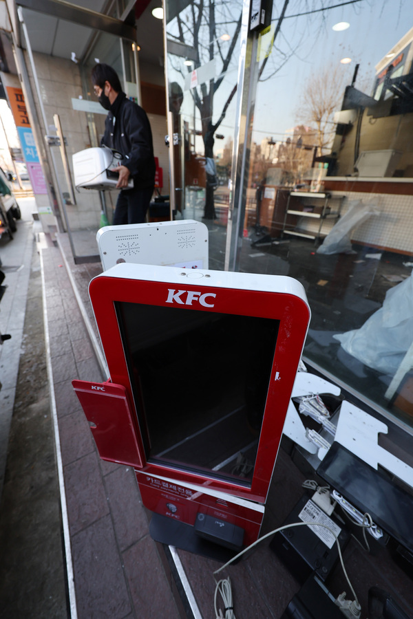 3일 오전 서울 종로구 종로2가 경인빌딩에 위치한 KFC 종로점이 정식 폐점돼 관계자들이 집기류를 철거하고 있다. /연합