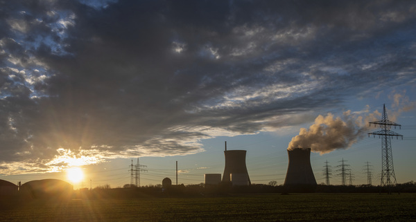 원전을 ‘녹색 사업’으로 분류 추진하는 유럽연합. 지난달 31일(현지시간) 가동 중단이 임박한 독일 바이에른주 군트레밍엔 원자력 발전소의 냉각탑에서 수증기가 솟아오르고 있다. 유럽연합(EU) 집행위원회는 원자력 발전에 대한 투자를 환경·기후 친화적인 ‘녹색’ 사업으로 분류하는 규정 초안을 제안했다. /AP=연합