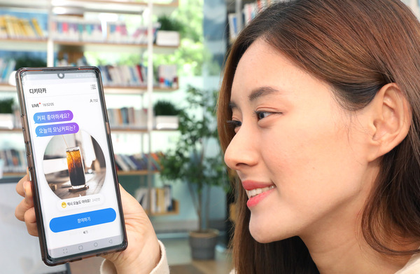 표준 응용프로그램 인터페이스(API) 방식의 마이데이터 서비스가 5일 정식 시행된다. 은행과 증권, 카드, 핀테크 등 33개사가 참여하며 상반기 중 21개사의 추가 참여가 예정돼 있다. 사진은 LG유플러스와 신한은행의 마이데이터 서비스 디키타카(DIKITAKA). /연합