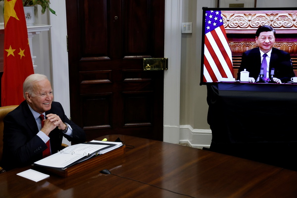 시진핑 중국 주석과 화상 회담하는 조 바이든 미 대통령. 바이든 대통령(왼쪽)이 작년 11월 15일(현지시간) 워싱턴DC 백악관에서 시진핑 중국 국가주석과 화상회담을 하고 있다. /로이터=연합