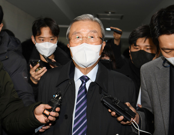 총괄선대위원장직에서 스스로 물러나겠다는 뜻을 밝힌 김종인 국민의힘 총괄선대위원장이 5일 오전 서울 종로구 자신의 사무실에서 윤석열 대선 후보의 선대위 쇄신안 발표를 시청한 후 외부로 나서며 취재진 질문에 답하고 있다. /연합