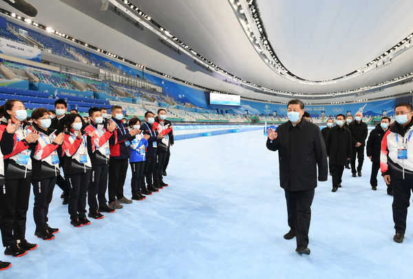 시진핑 중국 국가주석이 2022 베이징 동계 올림픽 개막을 한 달 앞둔 4일 스피드 스케이팅 경기장을 방문해 자국 선수들과 인사를 나누고 있다. 시 주석은 이날 경기장과 운영지휘본부 등 올림픽 현장을 시찰했다. /신화=연합