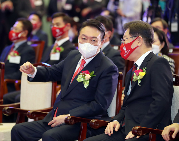 물적분할에 따른 모회사 소액주주들의 피해가 확산되면서 대선 후보들도 칼을 꺼내 들었다. 윤석열 국민의힘 후보와 이재명 더불어민주당 후보가 지난 3일 한국거래소 서울사옥에서 열린 2022년 증권·파생상품시장 개장식에서 대화하고 있다. /연합