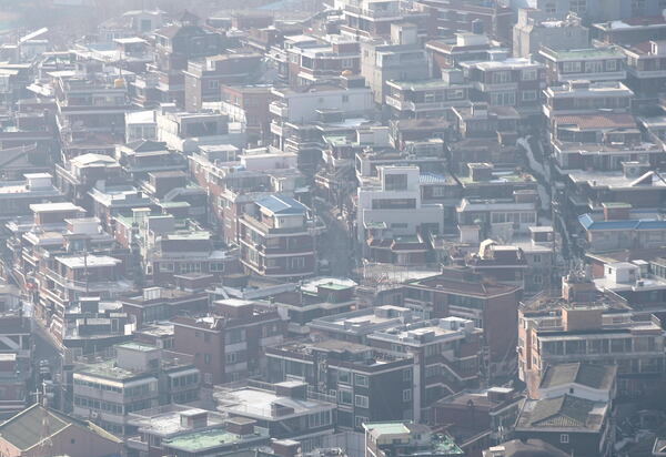 부모님의 사망으로 갑작스럽게 상속받게 된 주택 때문에 종합부동산세 부담이 폭증하는 사례가 앞으로 줄어들게 된다. 남산에서 바라본 시내 빌라의 모습. /연합