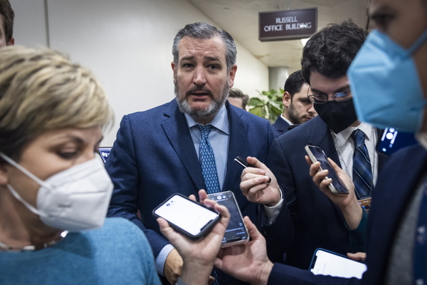 테드 크루즈 공화당 상원의원이 지난해 12월 2일 미국 워싱턴DC의 미 국회의사당에서 정부자금 지원 결의안과 관련해 언론과 인터뷰하고 있다. /EPA=연합