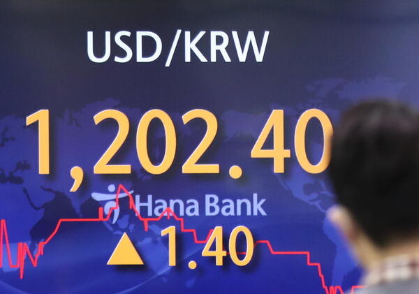 원·달러 환율이 이틀 연속 1200원을 넘어서는 등 불안한 양상을 보이고 있다. 서울 외환시장에서 원·달러 환율은 지난 7일 장 초반 1202.4원까지 올랐다가 1201.5원으로 거래를 마쳤다. /연합