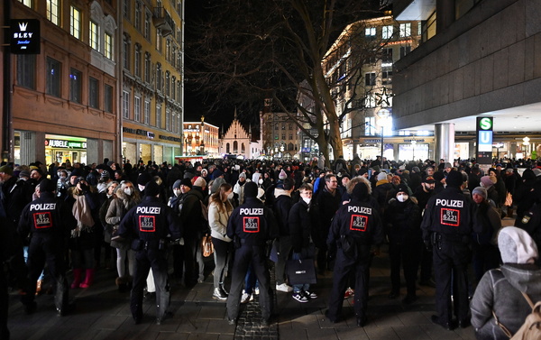 방역대책에 항의하는 독일의 시위대. 5일(현지시간) 뮌헨에서 진압경찰이 시내 중심 쇼핑가를 봉쇄한 채 시위대와 대치하고 있다. 오미크론 변이 확진자가 1주일새 3배 증가, 수도 베를린을 비롯해 5개 주에서 급속히 확산 중이다. /로이터=연합
