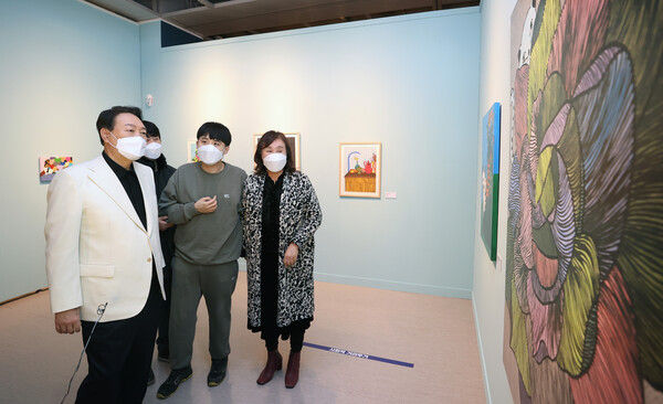 국민의힘 윤석열 대선후보가 8일 서울시 서초구 예술의 전당 서예박물관에서 열린 한국 발달장애 아티스트 특별전시회를 관람하고 있다. /연합