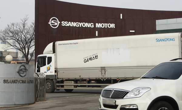 10일 쌍용자동차와 에디슨모터스가 M&A 투자 계약 체결에 합의했다. 서울회생법원이 이날 투자계약 체결 신청을 즉각 승인하면서 양사는 본계약 체결에 이어 회생계획안의 법원 인가라는 마지막 관문만을 남겨 놓게 됐다. /연합