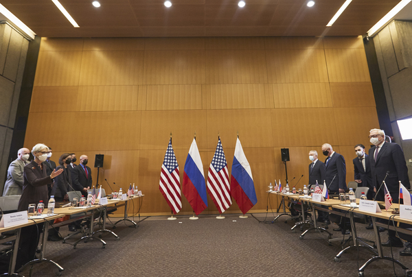 ‘우크라이나 사태 논의’ 안보회담에 참석한 미국·러시아 대표단. 웬디 셔먼(왼쪽) 미국 국무부 부장관과 세르게이 랴브코프 러시아 외무차관이 10일(현지시간) 스위스 제네바 주재 미 대표부에서 열린 미·러 안보 회담에 참석하고 있다. 8시간 ‘논의’가 별다른 성과 없이 끝났다. /AP=연합