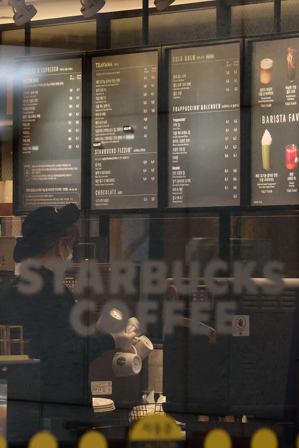 신세계그룹 이마트가 최대 주주인 스타벅스는 보이콧과 바이콧 지지층의 최대 격전지로 떠올랐다. 하지만 가격인상이라는 악재에도 불구하고 체감 가능한 수준의 고객 수 변화는 없는 것으로 알려졌다. /연합