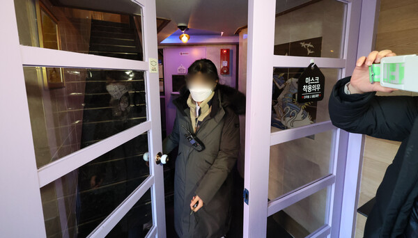 11일 더불어민주당 이재명 대선후보의 '변호사비 대납 의혹'을 처음 제보한 모 시민단체 대표 이모 씨가 숨진 채 발견된 서울 양천구의 한 모텔에서 경찰들이 현장 조사를 마친 후 나서고 있다. /연합