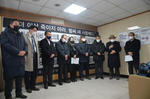 13일 오후 대장동게이트 진상규명 범시민연대 회원과 시민들이 故이병철씨 유해가 안치된 서울 양천구 신월동 메디힐병원 장례식장에서 추도식겸 긴급기자회견을 열고 있다. /김석구 기자