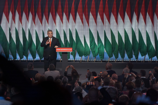 집권당 대표 재선 성공한 오르반 헝가리 총리. 오르반 빅토르 헝가리 총리가 지난해 11월 14일(현지시가) 수도 부다페스트에서 열린 집권 피데스당 전당대회에서 연설하고 있다. 오르반 총리는 이날 압도적 과반의 지지로 피데스당의 대표에 재선됐다. /신화=연합