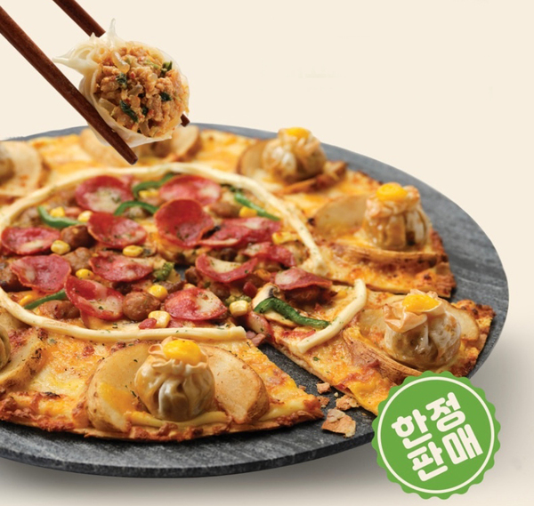 도미노피자가 비비고와의 협업을 통해 내놓은 ‘새해 복만두 피자’. /도미노피자