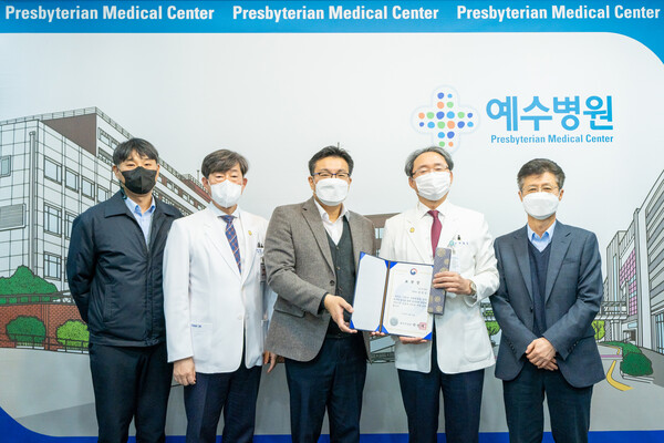 법무부장관상을 수상한 김철승 전주예수병원장(오른쪽 두번째).