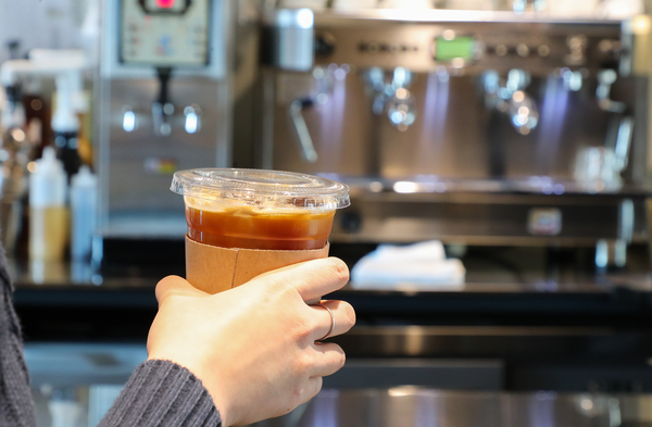 6월 10일부터 커피 판매점, 패스트푸드점 등에서 1회용컵에 담긴 음료를 사려면 1개당 300원의 보증금을 내야 한다. /연합